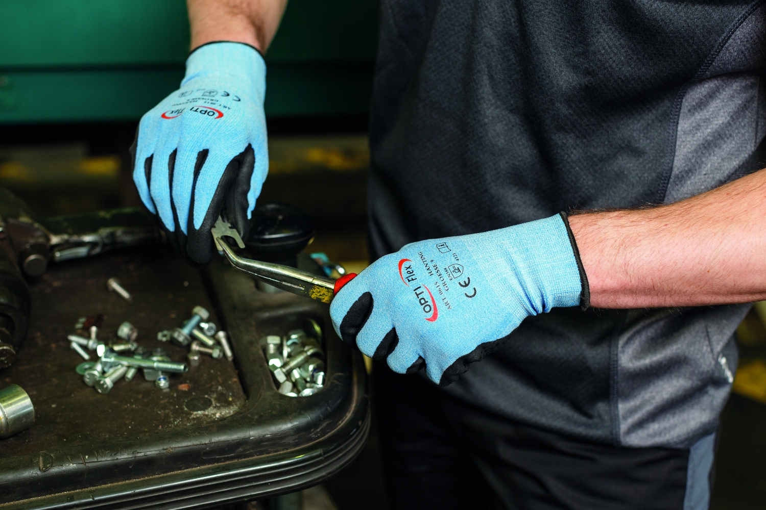 pics/Feldtmann 2016/Handschutz/Szenenbilder/optiflex-0615-hanting-nitrile-pimpled-liquid-repellent-safety-gloves-scenery.jpg